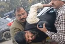 नोएडा रेड लाइट पर मौत से बाल-बाल बची दो ज़िंदगियाँ… आखिर टक्कर से पहले क्या हुआ था?