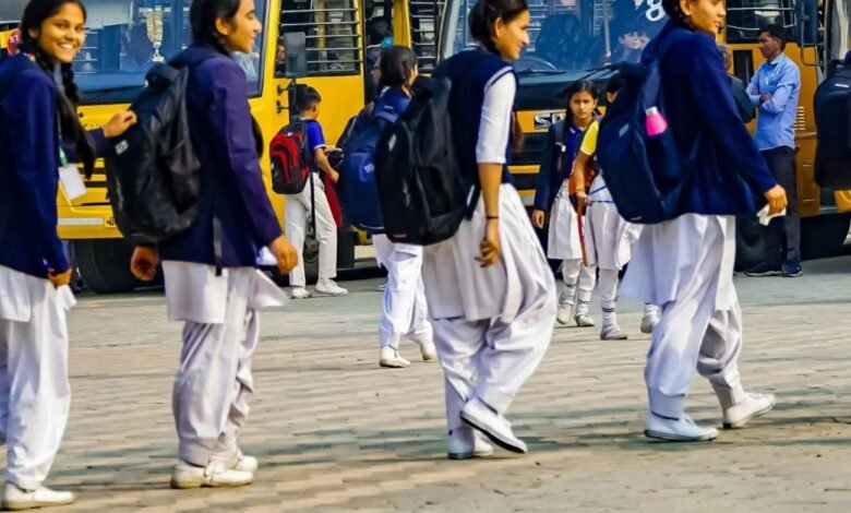 क्या इस बार बच्चों को मिलने वाली है EXTRA छुट्टियां. नोएडा और गाजियाबाद के विंटर वेकेशन पर बड़ा अपडेट