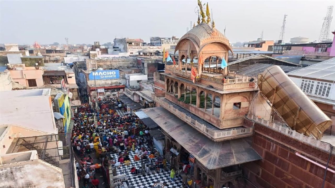 UP News: न्यायाधीश ने पुलिस की लापरवाही पर जताई नाराजगी, बांके बिहारी मंदिर मामले में तत्काल FIR दर्ज करने का आदेश