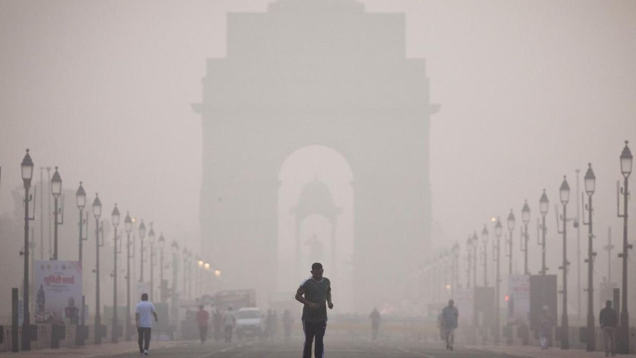 Delhi Pollution: दिल्ली में बढ़ता प्रदूषण और ठंड का प्रकोप, कई इलाकों में वायु गुणवत्ता सूचकांक 300 से ऊपर दर्ज