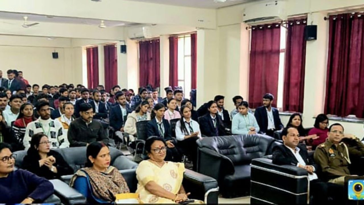 Noida: मिशन शक्ति 5.0 के तहत महिला और साइबर सुरक्षा पर ग्रेटर नोएडा में जागरूकता सेमिनार आयोजित हुआ