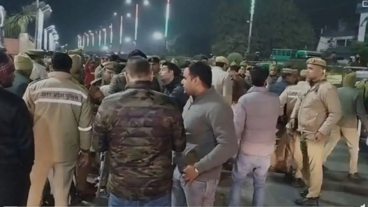 UP News: मुरादाबाद में शराब की दुकान के सामने युवक की गोली मारकर हत्या, परिजनों ने किया सड़क जाम का हंगामा