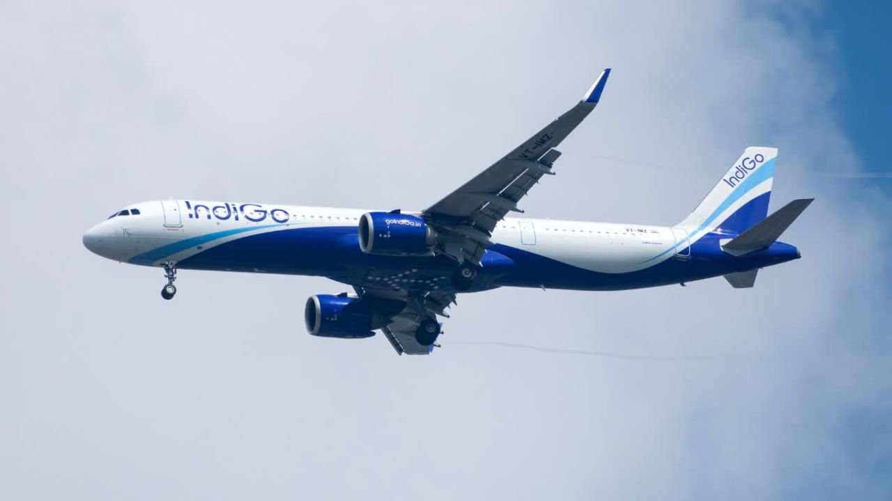 Ghaziabad News: हिंडन एयरपोर्ट पर इंडिगो की उड़ानों का तांडव, कोलकाता और बंगलूरू फ्लाइट रद्द और देरी से यात्रियों को दिक्कत