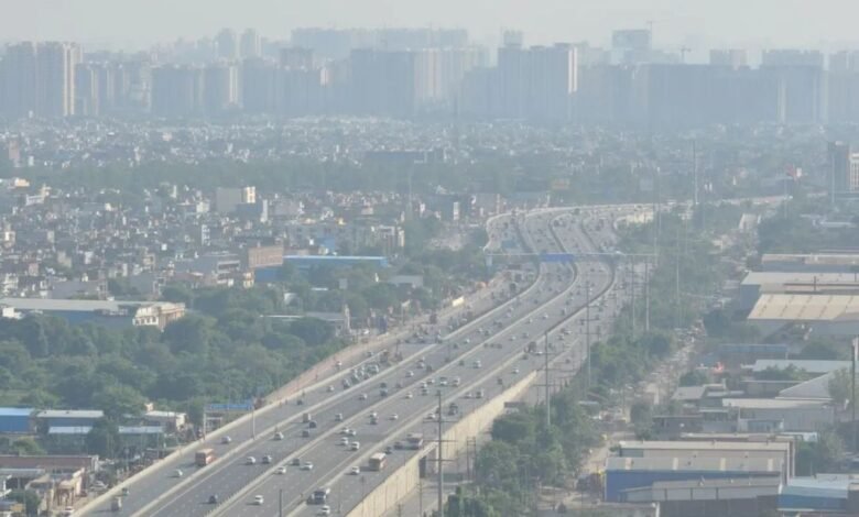 साहिबाबाद में बढ़ी हवा से मिली थोड़ी राहत, लेकिन लोनी में प्रदूषण का स्तर अब भी बहुत खराब साहिबाबाद। जिले में तेज हवा के कारण प्रदूषण में थोड़ी कमी आई है जिससे लोगों को राहत मिली है। केंद्रीय प्रदूषण नियंत्रण बोर्ड के अनुसार सोमवार को जिले का एयर क्वालिटी इंडेक्स (AQI) 'बहुत खराब' से बेहतर होकर 'खराब' श्रेणी में आ गया है। हालांकि, लोनी क्षेत्र में अभी भी हवा की गुणवत्ता 'बहुत खराब' बनी हुई है। पिछले आठ दिनों से जिले में AQI 300 से 400 के बीच था जो 'बहुत खराब' माना जाता है। आखिरी बार 30 नवंबर को AQI 256 दर्ज हुआ था। सोमवार को हवा की गति 14 किलोमीटर प्रति घंटे रिकॉर्ड की गई, जिससे प्रदूषण में कमी आई और AQI 286 दर्ज हुआ जो 'खराब' श्रेणी में आता है। परंतु लोगों को अभी भी खास राहत महसूस नहीं हो रही। साफ हवा तब ही मिलती है जब AQI 50 से नीचे हो। स्थानीय लोग अधिकारियों की लापरवाही का आरोप लगाते हैं और कहते हैं कि यदि ठोस योजना बनाकर लागू की जाती तो बेहतर राहत मिल सकती थी। वसुंधरा में प्रदूषण मापक उपकरण तकनीकी कारणों से बंद रहा। जिले के इंदिरापुरम, लोनी, संजय नगर और वसुंधरा में प्रदूषण मापक उपकरण लगे हैं। सोमवार को वसुंधरा का उपकरण काम नहीं कर रहा था। अधिकारियों ने बताया कि तकनीकी समस्या के कारण इसे बंद किया गया था। लोनी क्षेत्र जिले के सबसे प्रदूषित क्षेत्रों में से एक है। यहां प्रदूषण का मुख्य कारण अवैध कारखानों का संचालन और सड़कों से उठने वाली धूल है। इस वजह से यहां AQI 300 से ऊपर बना हुआ है। आखिरी बार 6 नवंबर को ही लोनी का AQI 'खराब' श्रेणी में था। तब से यह लगातार 'बहुत खराब' और 'गंभीर' श्रेणी में ही बना हुआ है। 15 Keywords in English with commas Sahibabad, Air Quality Index, Pollution, Loni, Central Pollution Control Board, Wind Speed, Poor Air Quality, Very Poor Category, Illegal Factories, Dust Pollution, Vasundhara, Indirapuram, Sanjay Nagar, Pollution Monitoring Device, Technical Issues 40 Words Subtitle in Hindi साहिबाबाद में तेज हवा के कारण प्रदूषण में थोड़ी कमी आई है, लेकिन लोनी में अवैध कारखानों और धूल के कारण हवा की गुणवत्ता अभी भी बहुत खराब बनी हुई है। ChatGPT can make mistakes. Check important info. See Cookie Preferences.